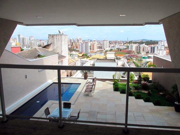 Casa de Luxo com Elevador e Vista Panorâmica