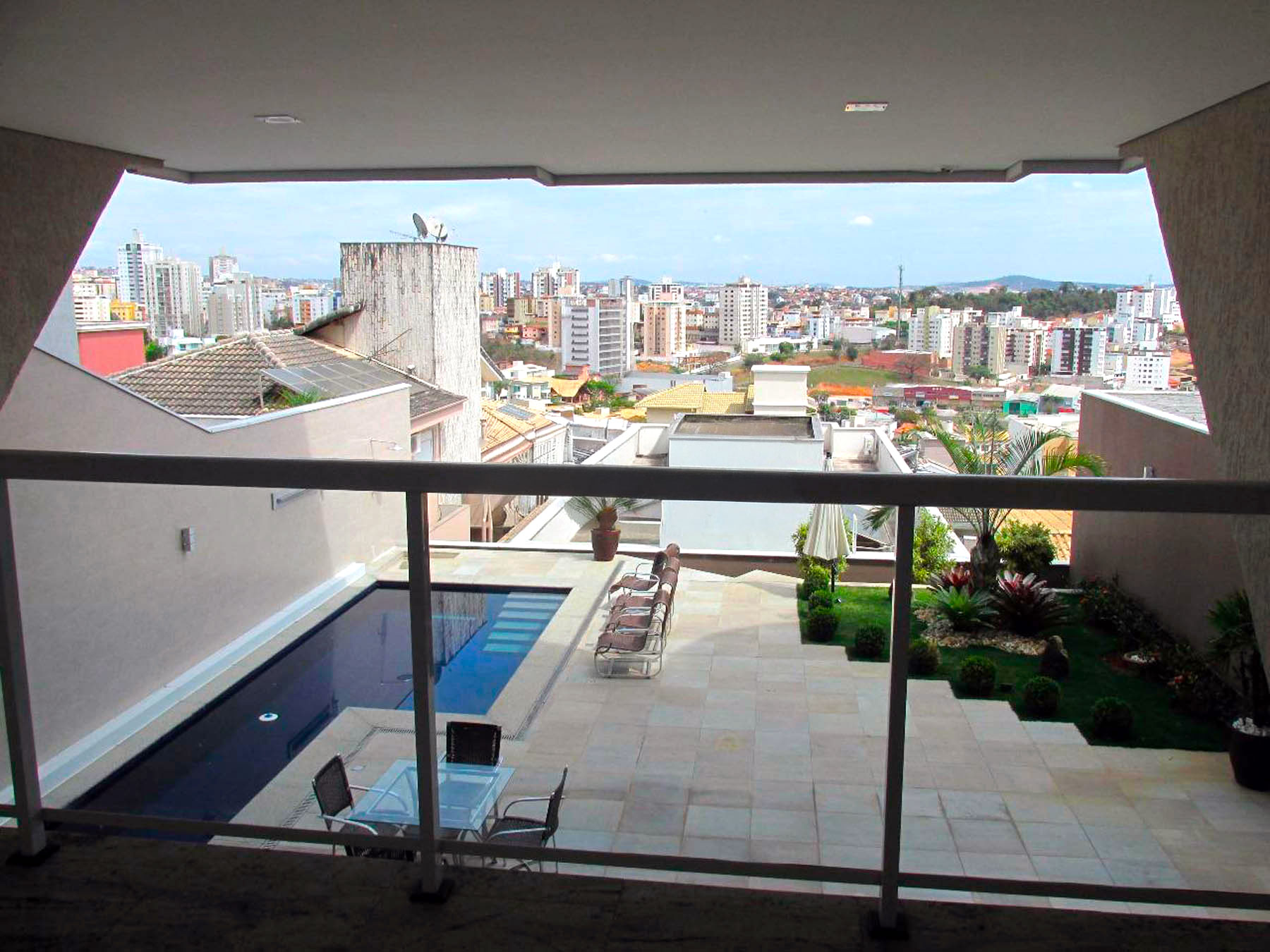 Casa de Luxo com Elevador e Vista Panorâmica